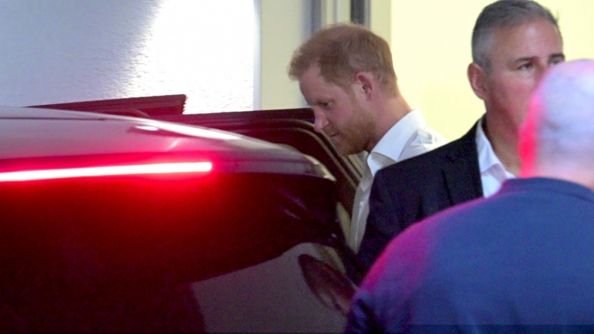 Prinz Harry (l) bei seiner Ankunft am Flughafen D&uuml;sseldorf. (Foto)