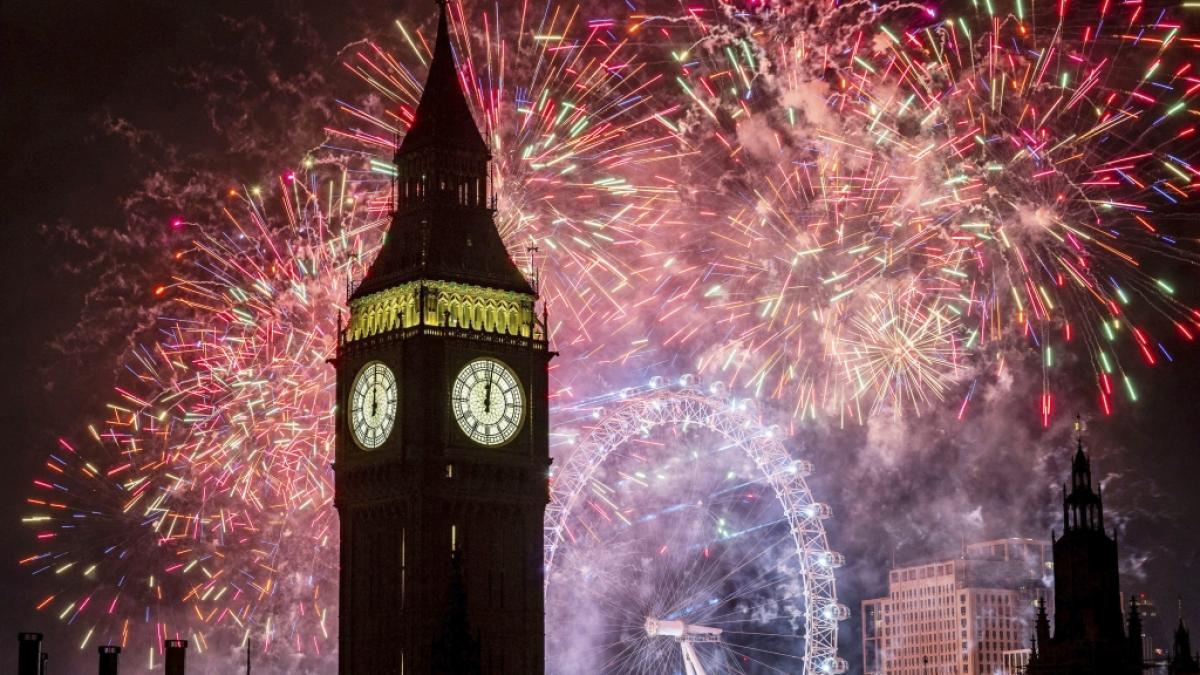 Ein Feuerwerk erhellt den Himmel &uuml;ber dem London Eye und dem Elizabeth Tower, auch bekannt als "Big Ben", bei den Feierlichkeiten zum Neujahr in der Silvesternacht. (Foto)