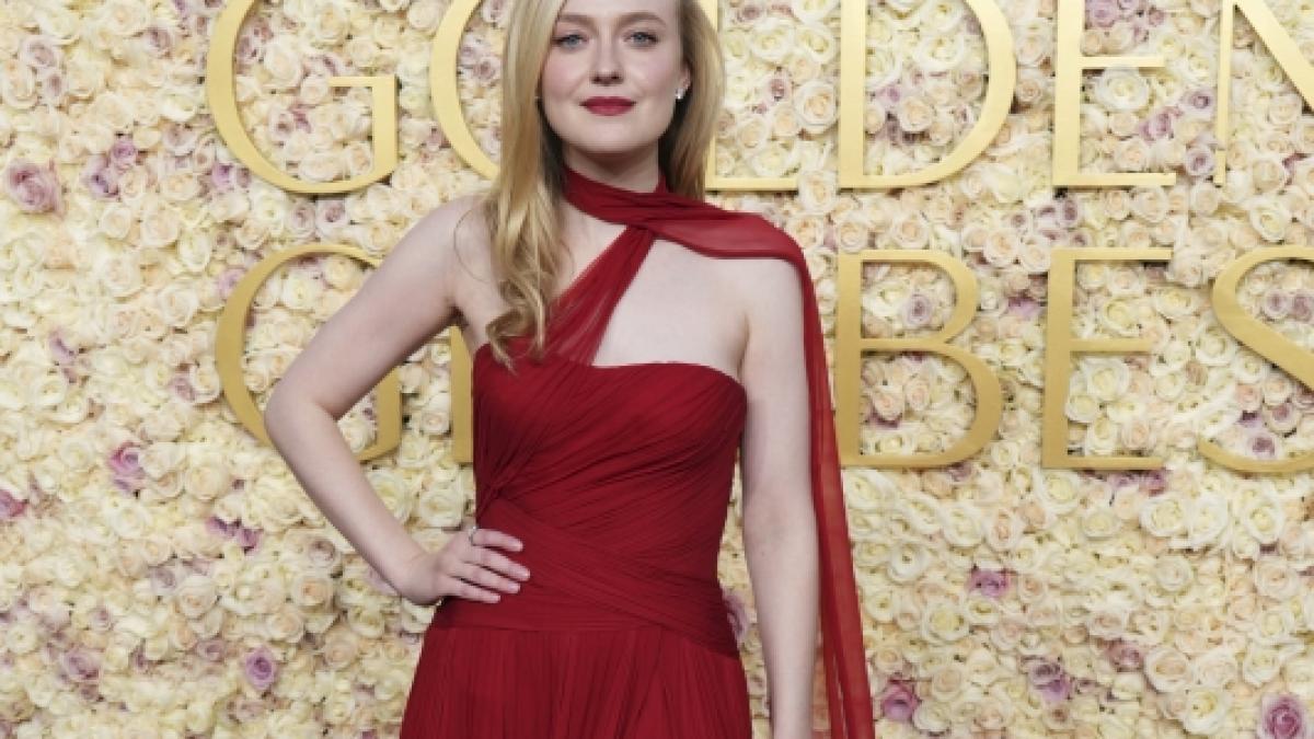 Dakota Fanning verf&uuml;hrte in einer roten Robe mit Mega-Beinschlitz. (Foto)