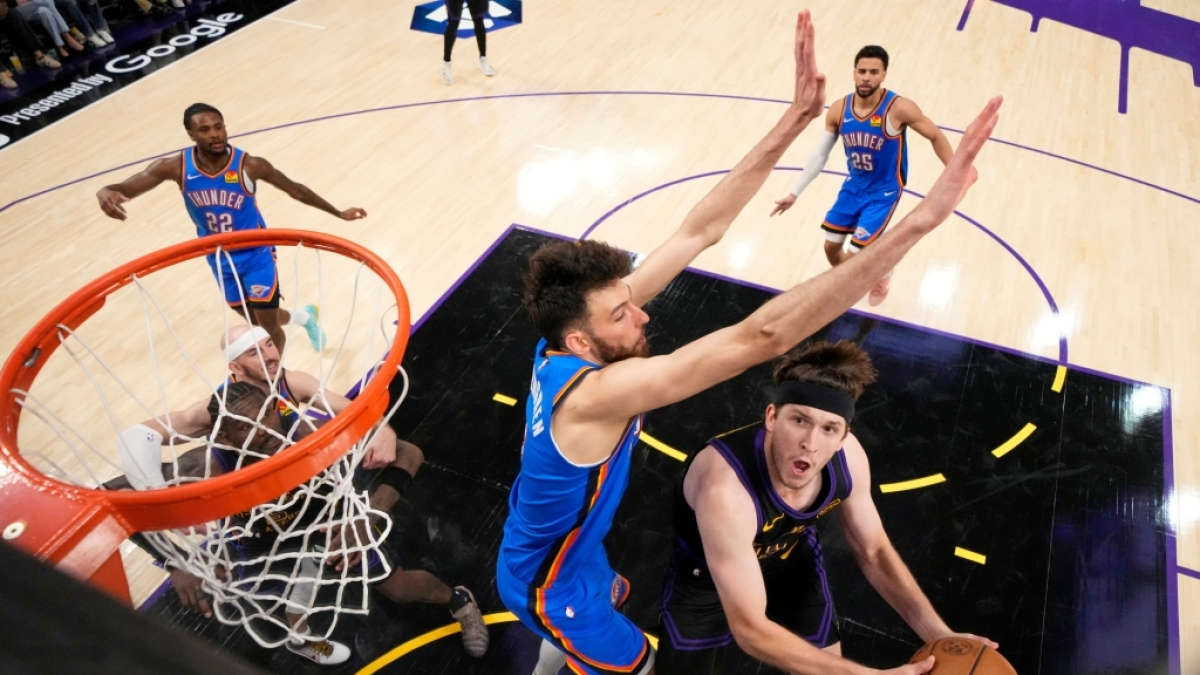 NBA, Los Angeles Lakers - Oklahoma City Thunder, Play-off-Runde, Western Conference, Halbfinale, 4. Los Angeles Lakers-Austin Reaves (r) wirft, w&auml;hrend Oklahoma City Thunder-Center Chet Holmgren verteidigt, vom 12.05.2026. (Symbolbild) (Foto)
