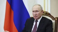 Wladimir Putins Soldaten räumen sich gegenseitig aus dem Weg.