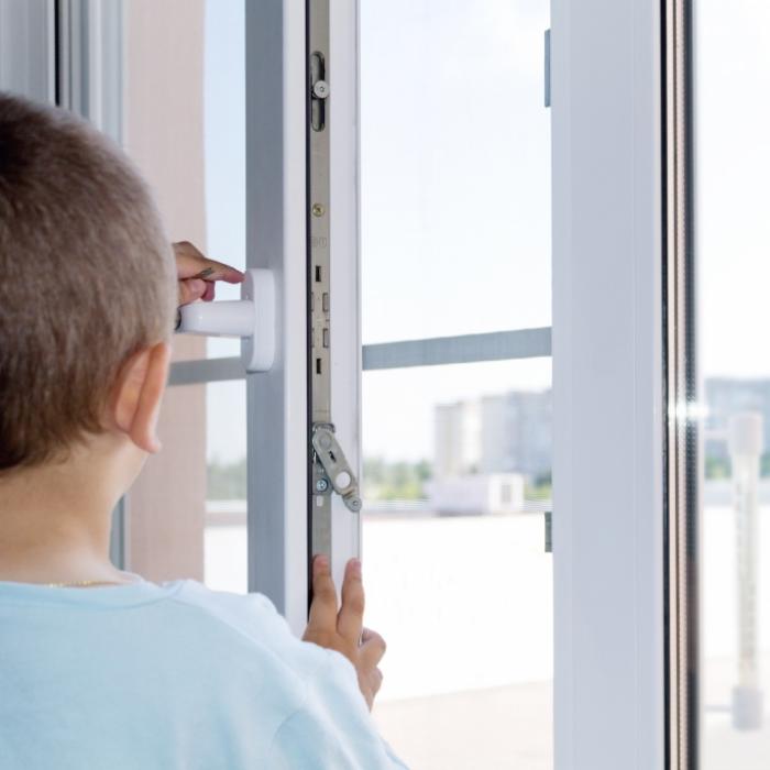 Fenster waren ungesichert! Kind (5) stürzt aus 17. Stock in den Tod