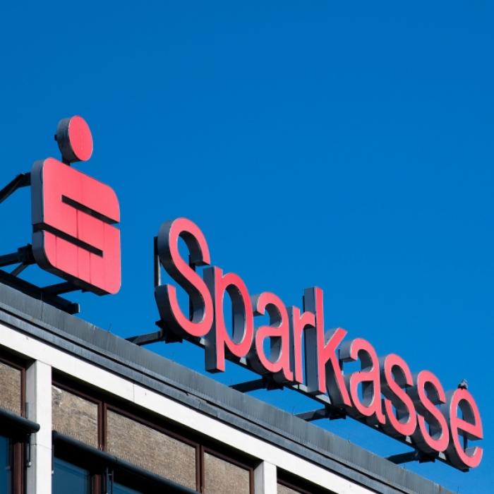 Sparkasse erleichtert Rentner um beinahe 8.000 Euro