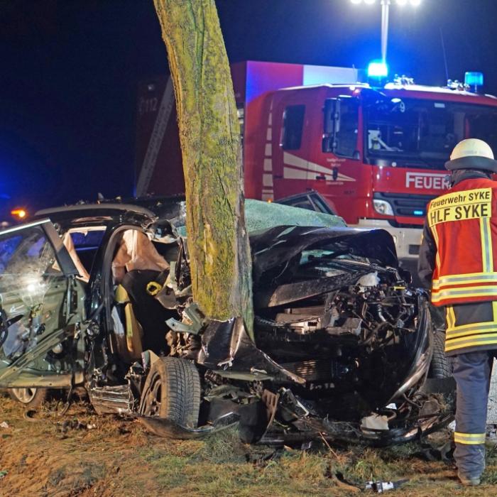 Drei Menschen tot nach schrecklichem Auto-Crash