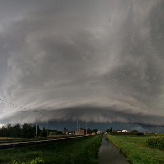 Zyklon Circe kracht über Urlaubsregion - Tornados, Sturzfluten und Gewitter drohen
