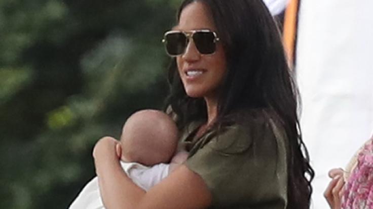 Wahnwitzige Gerüchte behaupten, Meghan Markle sei mit ihrem im Mai 2019 geborenen Sohn Archie Harrison Mountbatten-Windsor nach einem Ehestreit mit Prinz Harry auf der Flucht.