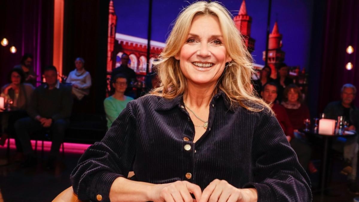 Moderatorin Kim Fisher sitzt in der RBB-Sendung "Riverboat" im RBB-Studio. (Foto)