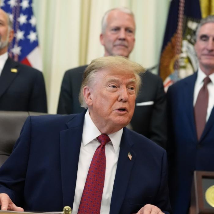 Donald Trump droht dem Iran bei einem Pressetermin im Weißen Haus mit militärischer Zerstörung, stellt aber auch eine Einigung in Aussicht.