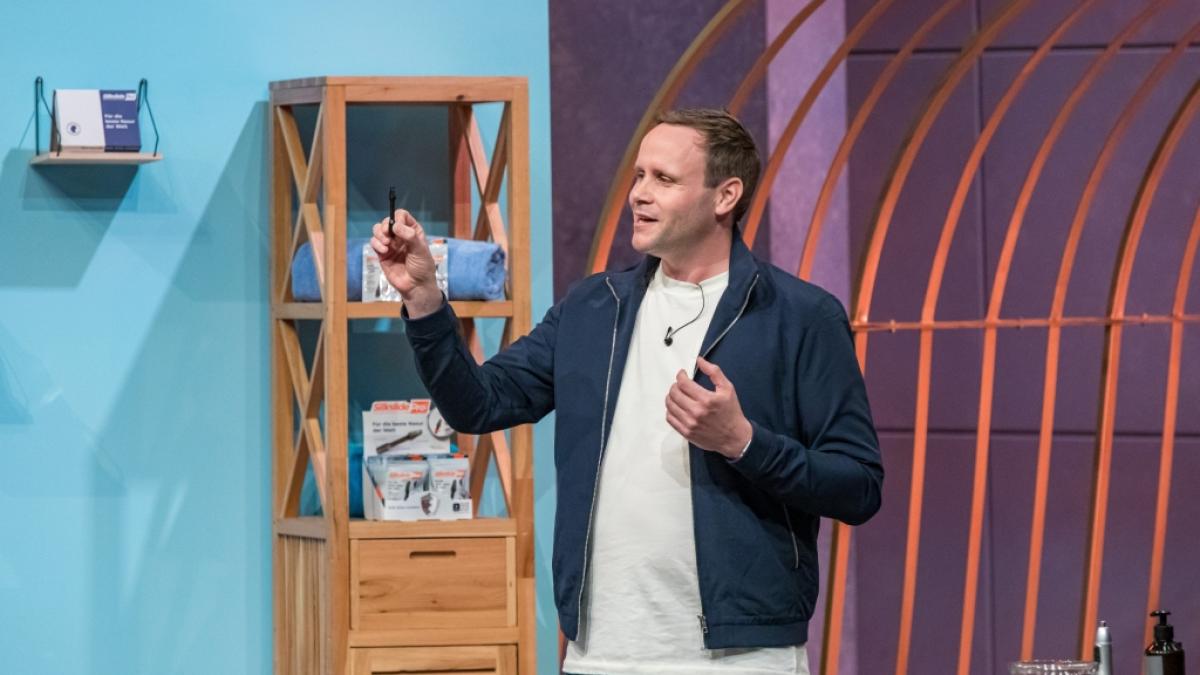 Alexander Weese will die L&ouml;wen von seinem Produkt &uuml;berzeugen. (Foto)
