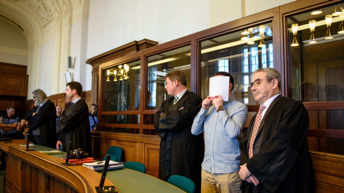In Berlin sind am Montag zwei M&auml;nner wegen einem illegalen Autorennen mit t&ouml;dlichem Ausgang wegen Mordes zu lebenslangen Gef&auml;ngnisstrafen verurteilt worden. Das harte Urteil ist bislang einmalig. (Foto)