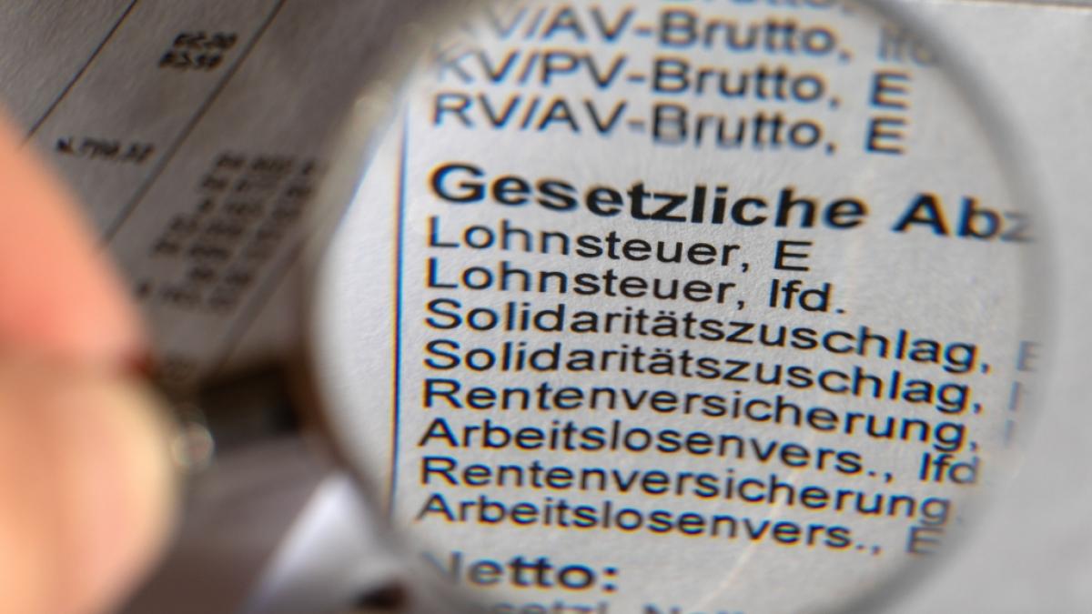 Ein genauerer Blick auf die eigene Steuerklasse kann helfen, monatlich mehr vom Bruttogehalt zu behalten. (Foto)