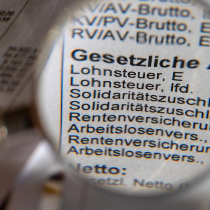 Ein genauerer Blick auf die eigene Steuerklasse kann helfen, monatlich mehr vom Bruttogehalt zu behalten.
