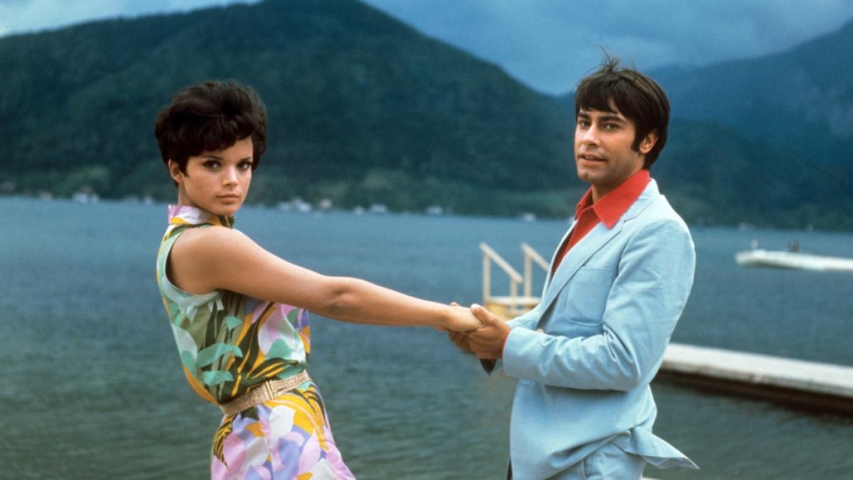 Schlagers&auml;nger Roy Black und Schauspielerin Uschi Glas 1968 bei Dreharbeiten am W&ouml;rthersee bei Velden. (Foto)