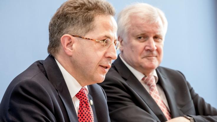 Seehofer (r.) hat Hans-Georg Maaßen zum Staatssekretär befördert.