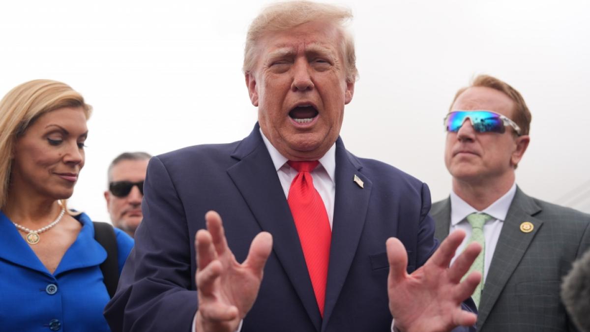 Donald Trump (M.) bereut seine Richter-Ernennungen mittlerweile. (Foto)