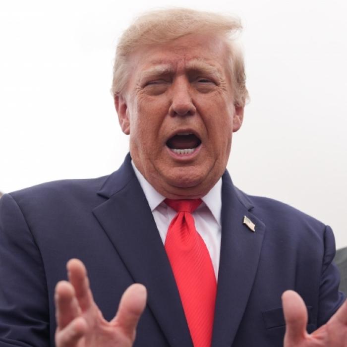 Donald Trump (M.) bereut seine Richter-Ernennungen mittlerweile.