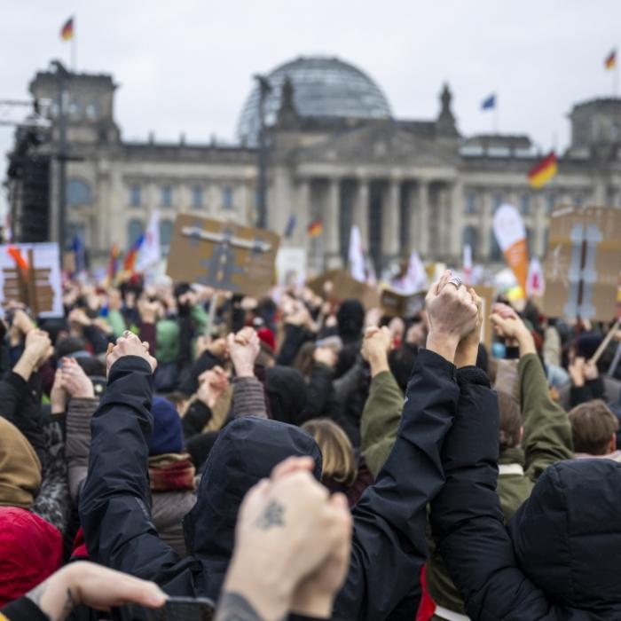 Gegen Rechtsextremismus! Hunderttausende Menschen versammeln sich vorm Reichstag