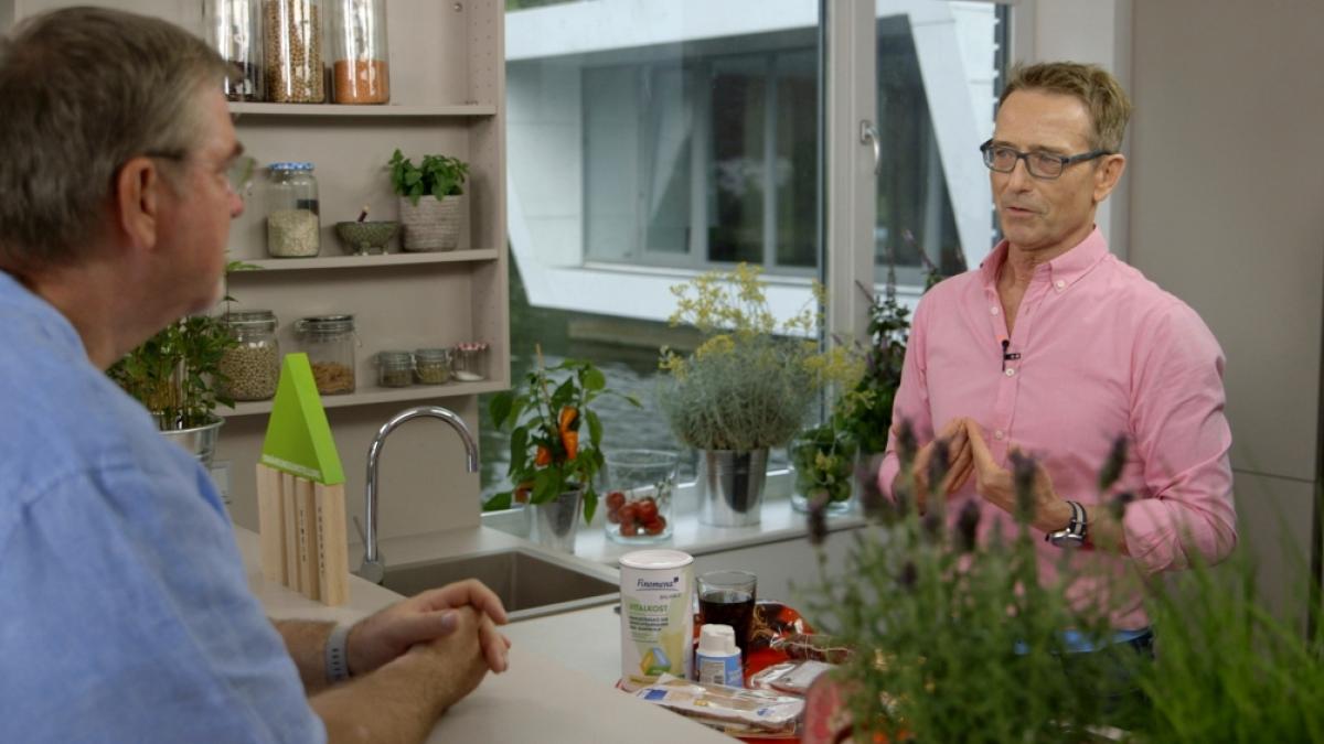 Mit gesunder Ern&auml;hrung heilen: Dr. Matthias Riedl hilft Patienten auch im TV. (Foto)