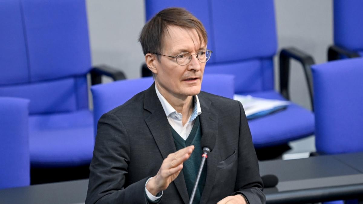 Karl Lauterbach will an den Corona-Ma&szlig;nahmen festhalten. (Foto)