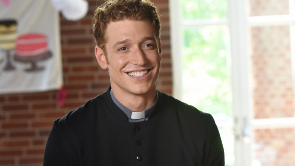 Als "Sankt Maik" schl&uuml;pft Daniel Donskoy ins Priestergewand - auch als Model hat das Multitalent bereits gro&szlig; Karriere gemacht. (Foto)