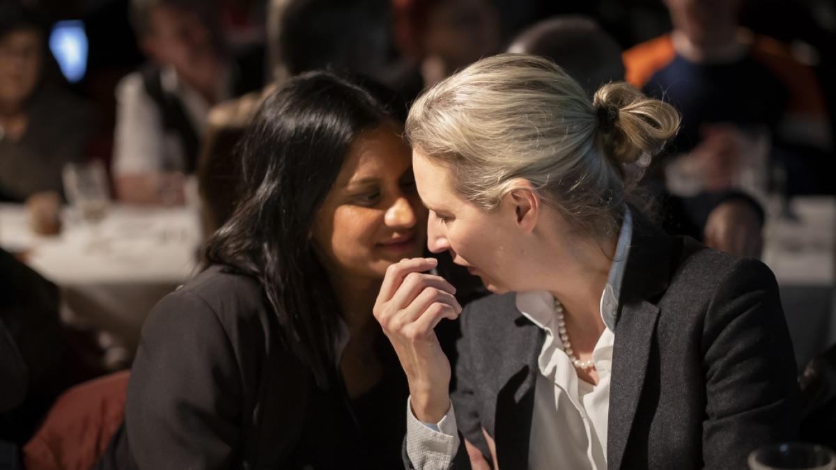 Alice Weidel (r) spricht mit ihrer Lebensgef&auml;hrtin, der Schweizer Filmproduzentin Sarah Bossard, w&auml;hrend der 35. traditionellen "Albisguetli-Tagung" der Schweizerischen Volkspartei (SVP). (Foto)