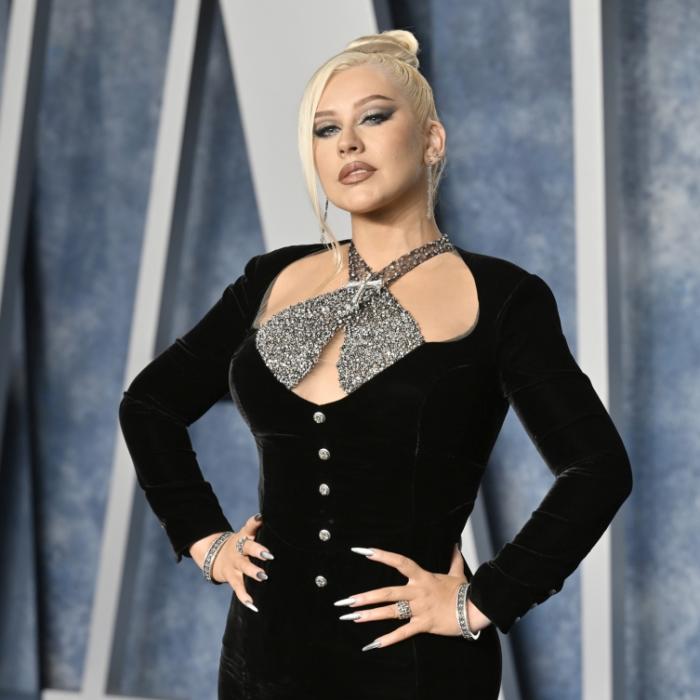 Im Leder-Body und mit Netzstrumpfhose! Dieser Halloween-Look ist verdammt sexy