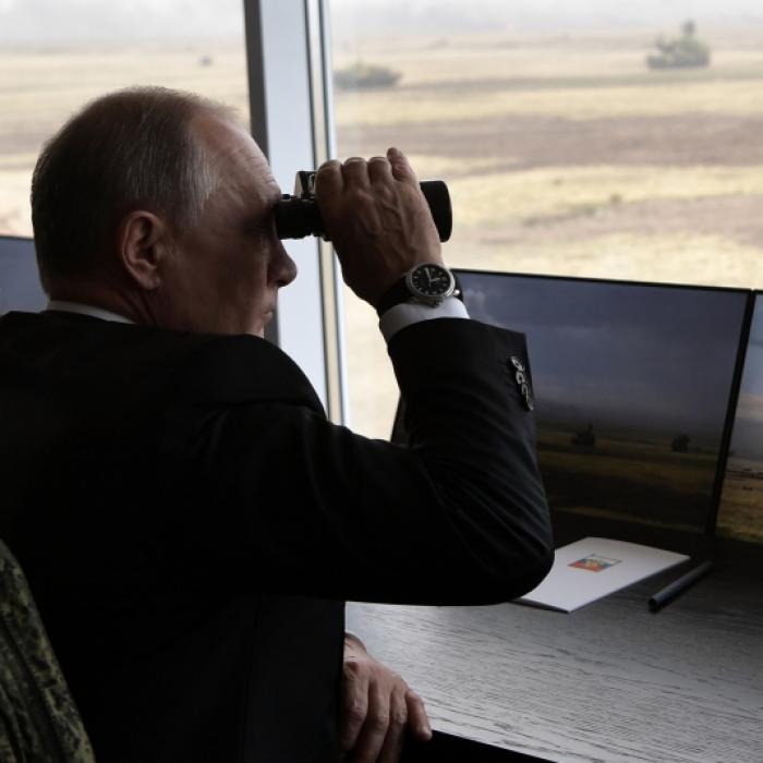 Video zeigt riesige Flammen: Putin-Panzerwerk brennt lichterloh