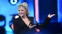 Beatrice Egli begeistert ihre Fans im Gold-Einteiler.