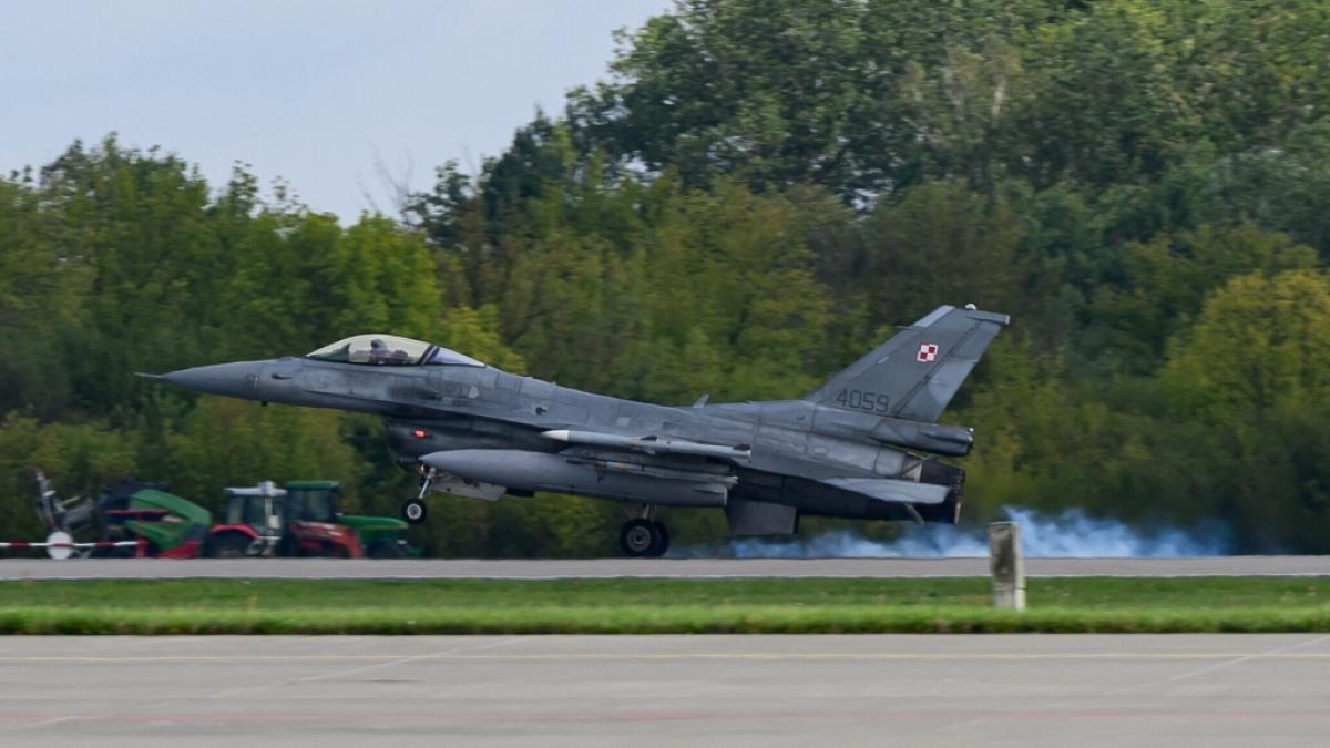 Ein polnischer F-16-Jet steigt in die Luft. Am Samstag gab es erneut Alarm wegen russischer Drohnen &uuml;ber dem Nato-Land. (Foto)