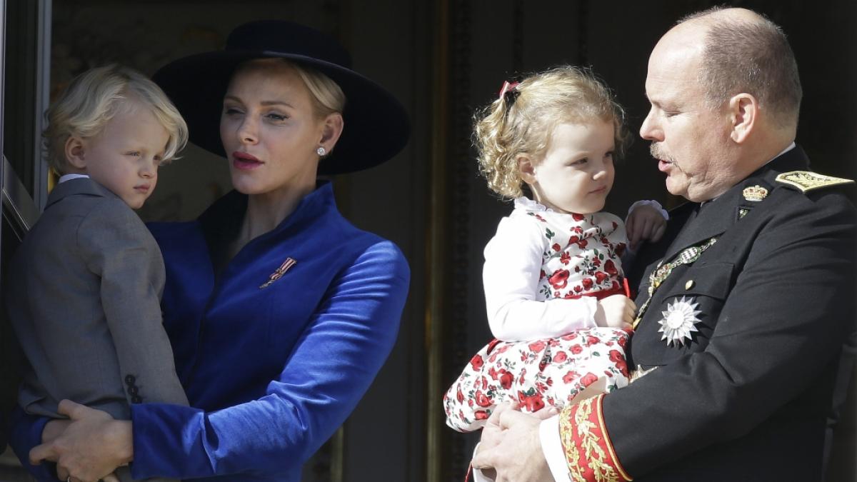 F&uuml;rst Albert II. von Monaco, seine Frau F&uuml;rstin Charlene und die Zwillinge Jacques und Gabriella. (Foto)
