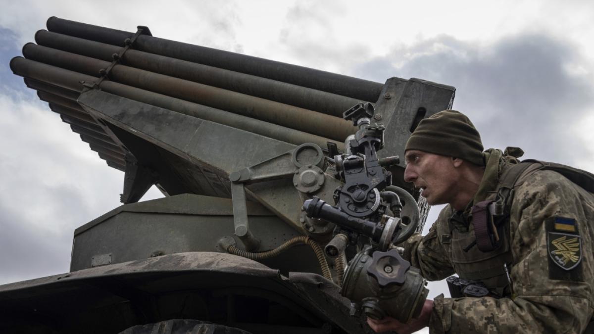 Ein ukrainischer Fallschirmj&auml;ger bedient einen MSLR BM-21 "Grad" Raketenwerfer, um auf russische Stellungen an der Frontlinie zu feuern. (Foto)