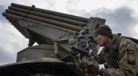 Ein ukrainischer Fallschirmjäger bedient einen MSLR BM-21 