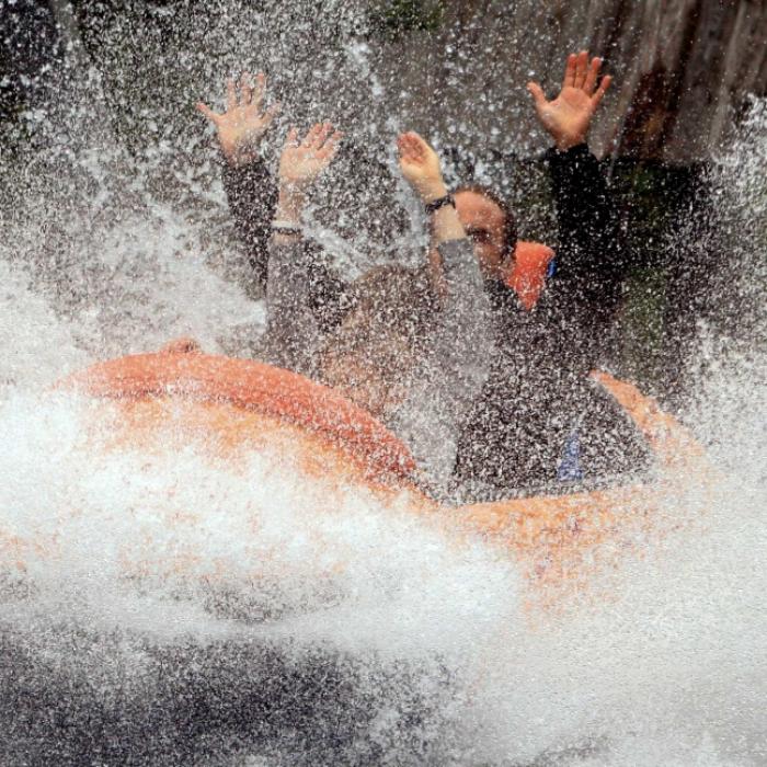 Wildwasserbahn entgleist - Fahrgäste teils lebensbedrohlich verletzt