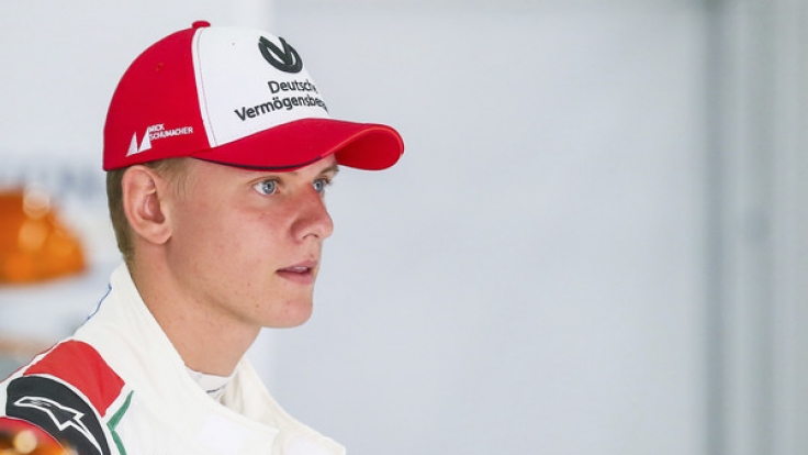 Mick Schumacher dreht beim Großen Preis von Belgien im August 2017 eine Ehrenrunde für seinen Vater Michael Schumacher.