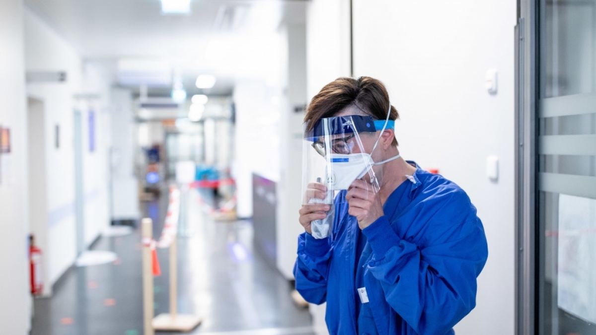 Dr. Carola Holzner behandelt im Universit&auml;tsklinikum Essen t&auml;glich Covid-19-Patienten. (Foto)