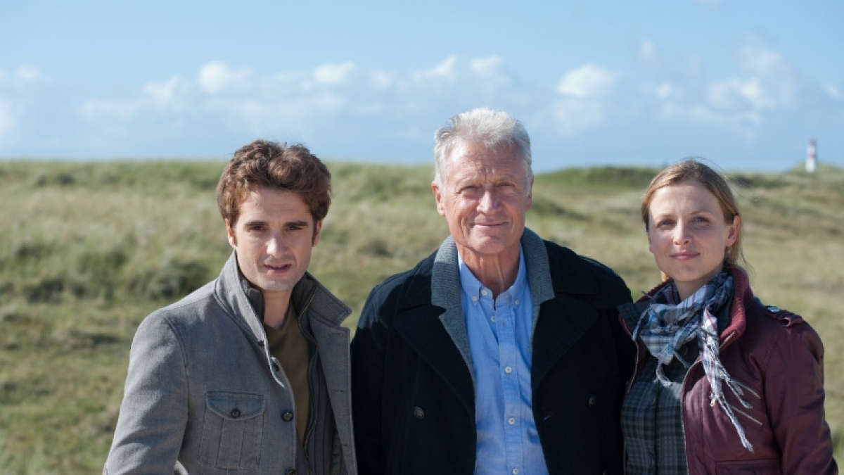 Mord mit Augenzwinkern: Oliver Wnuk (v.l.), Robert Atzorn und Julia Brendler ermitteln auf Sylt. (Foto)