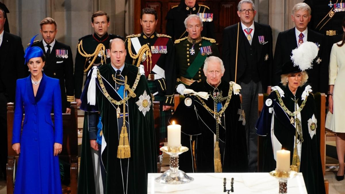 Bei Blick in die zweite Reihe bekommen Royals-Fans Schnappatmung: Lieutenant Commander Rob Dixon, Captain Ollie Plunket, and Major Jonathan Thompson (v.l.n.r.) folgen den Royals als Equerrys auf Schritt und Tritt. (Foto)