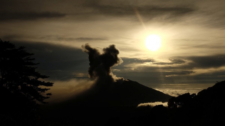 Vulkan Turrialba in Costa Rica spuckt Asche.
