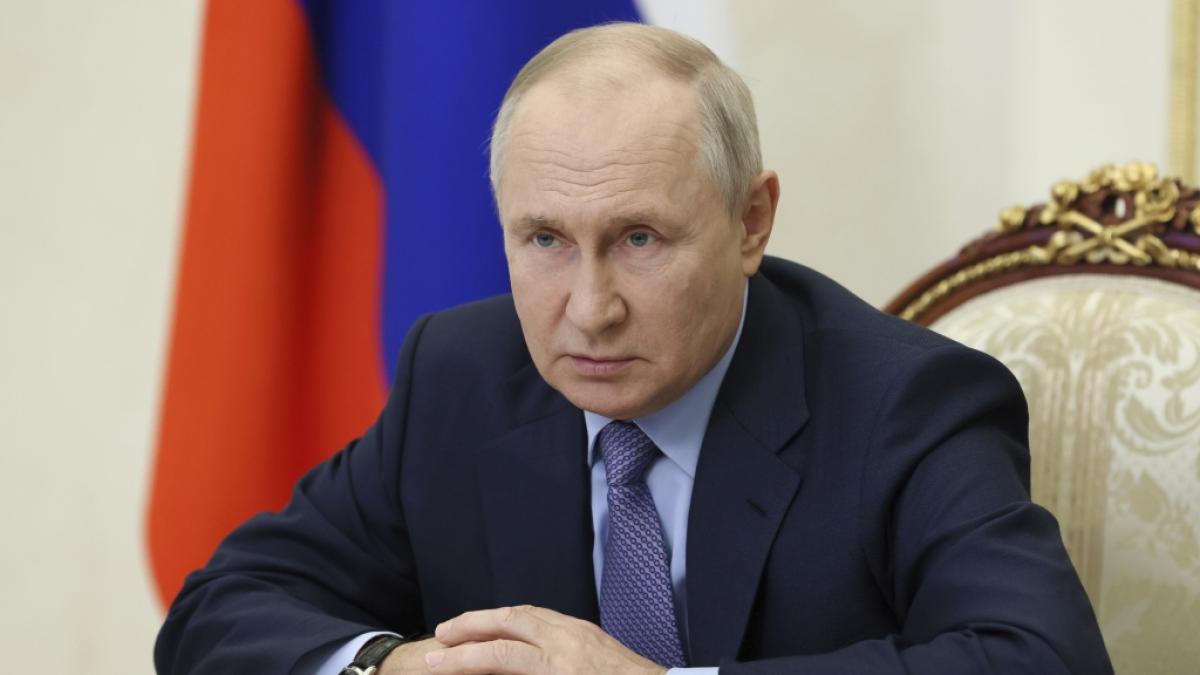 Russische Fallschirmspringer veranstalten einen Wettbewerb anl&auml;sslich Wladimir Putins 71. Geburtstag. Dabei starb der Top-Extremsportler Dmitri Belyayev. (Foto)