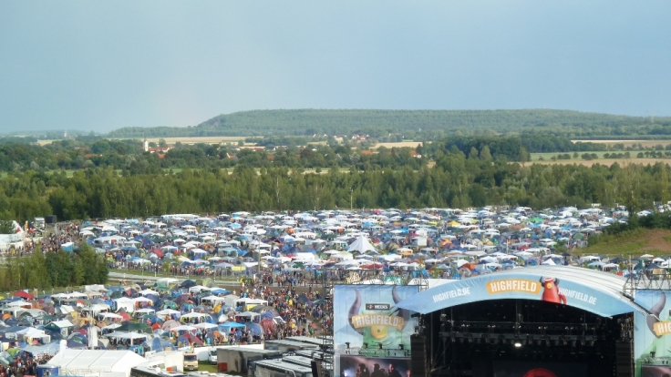 Die Fans warten vor der Green Stage auf die Bands.
