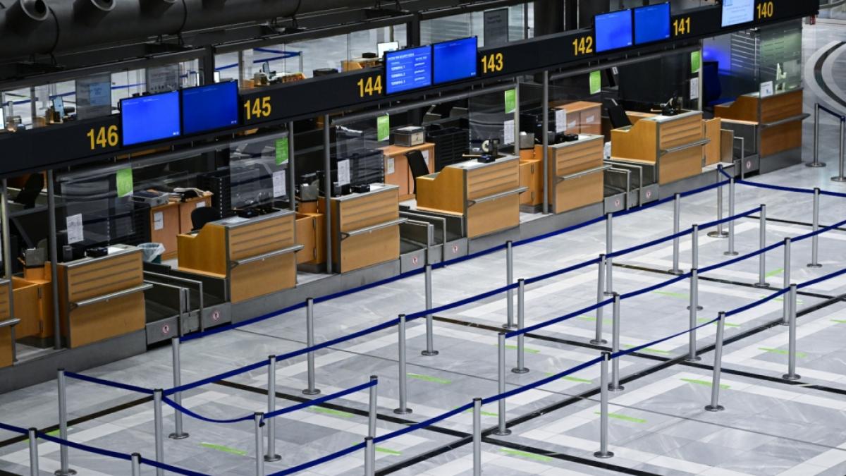 Verwaiste Terminals in der leeren Abflughalle im Flughafen Stuttgart: Aufgrund der Warnstreiks, zu denen die Gewerkschaft Verdi aufgerufen hat, bleiben reihenweise Fl&uuml;ge am Boden. (Foto)