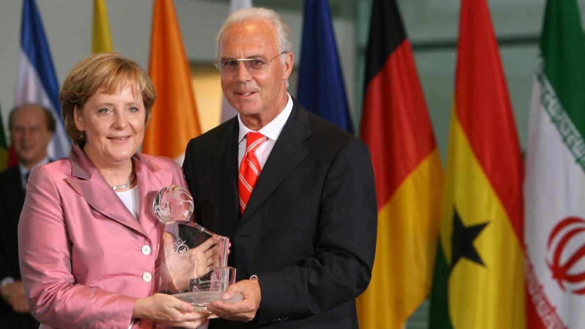 Ex-Bundeskanzlerin Angel Merkel mit&nbsp;Franz Beckenbauer im Juli 2006 im Bundeskanzleramt in Berlin. (Foto)