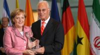 Ex-Bundeskanzlerin Angel Merkel mit Franz Beckenbauer im Juli 2006 im Bundeskanzleramt in Berlin.