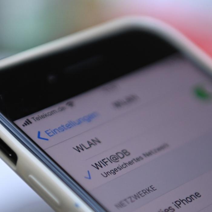 Warum Sie die WLAN-Verbindung am Handy unterwegs ausschalten sollten