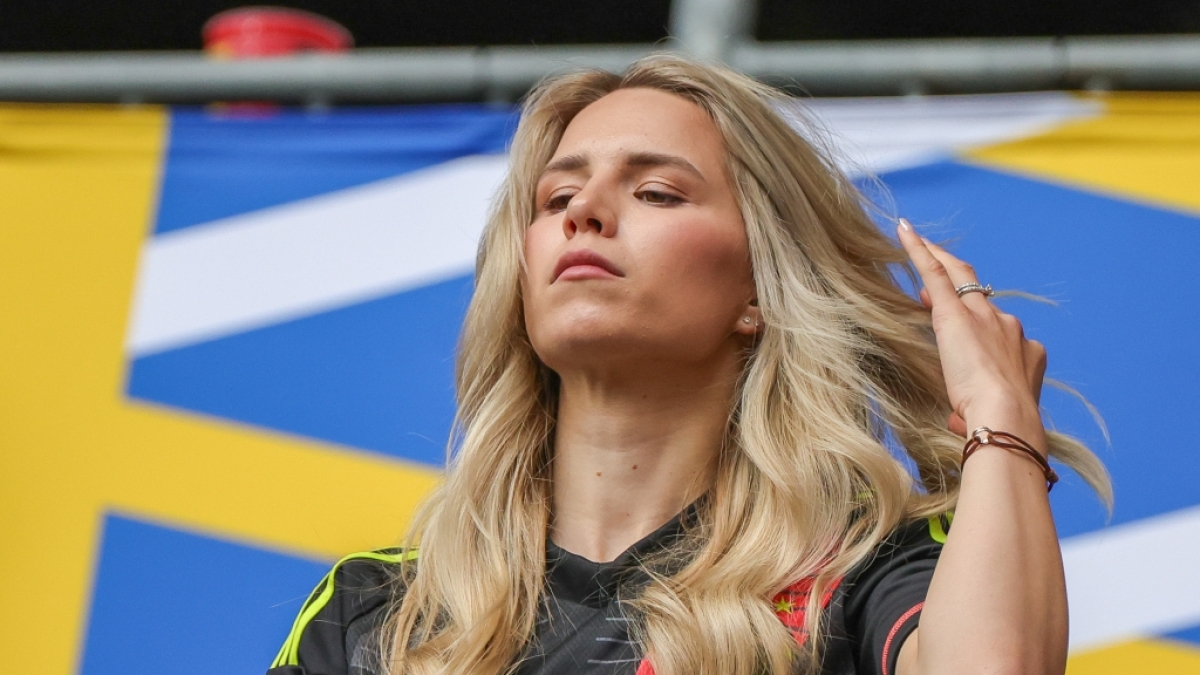Anika Bissel, Ehefrau von Manuel Neuer, steht beim Auftaktspiel der deutschen Nationalelf bei der EM 2024 auf der Trib&uuml;ne. (Foto)