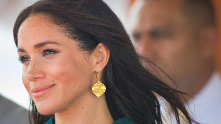 Meghan Markle trägt offiziell den Titel einer Herzogin - doch jetzt wurde die Ehefrau von Prinz Harry zur Königin gekrönt.