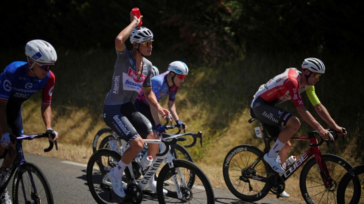 12. Etappe:&nbsp;Der Niederl&auml;nder Mathieu van der Poel k&uuml;hlt sich mit etwas Wasser ab. (Foto)