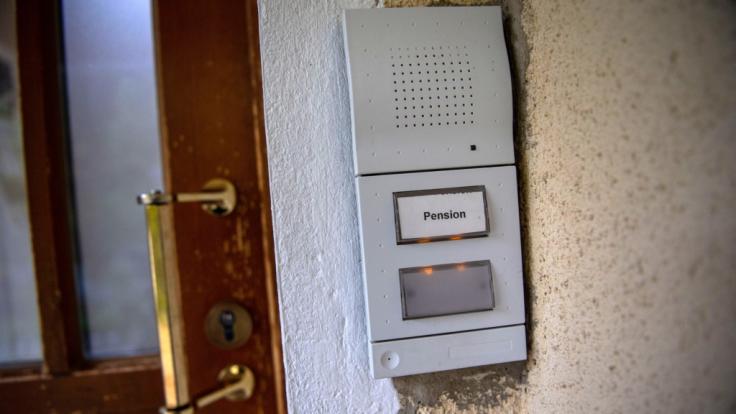 Drei tote Personen sind in einem Zimmer der Pension gefunden worden. Den Angaben zufolge stammen die Toten aus Niedersachsen und Rheinland-Pfalz.