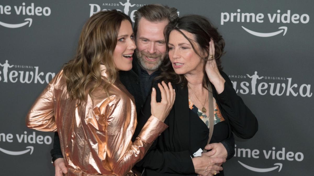 Sabine Vitua (r.) mit ihren Schauspiel-Kollegen&nbsp;Bettina Lamprecht (l.) und&nbsp;Matthias Matschke (M.) bei der&nbsp;Premiere der 10. Staffel von "Pastewka". (Foto)