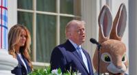 US-Präsident Donald Trump und First Lady Melania Trump sprechen zu Gästen während des Ostereierrollens auf dem Südrasen des Weißen Hauses.